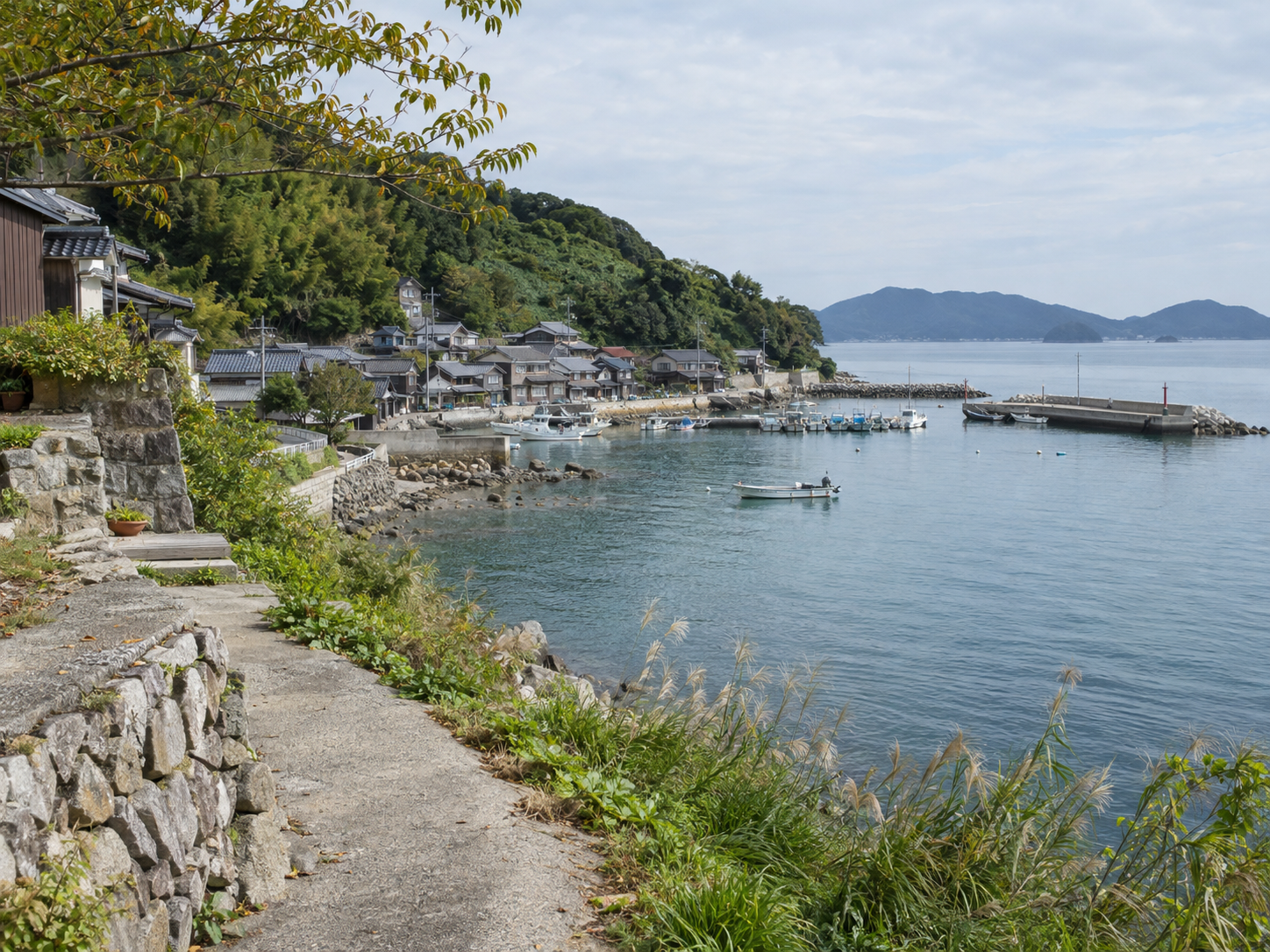 海沿いに家並みが続く町（デザイン用イメージ）