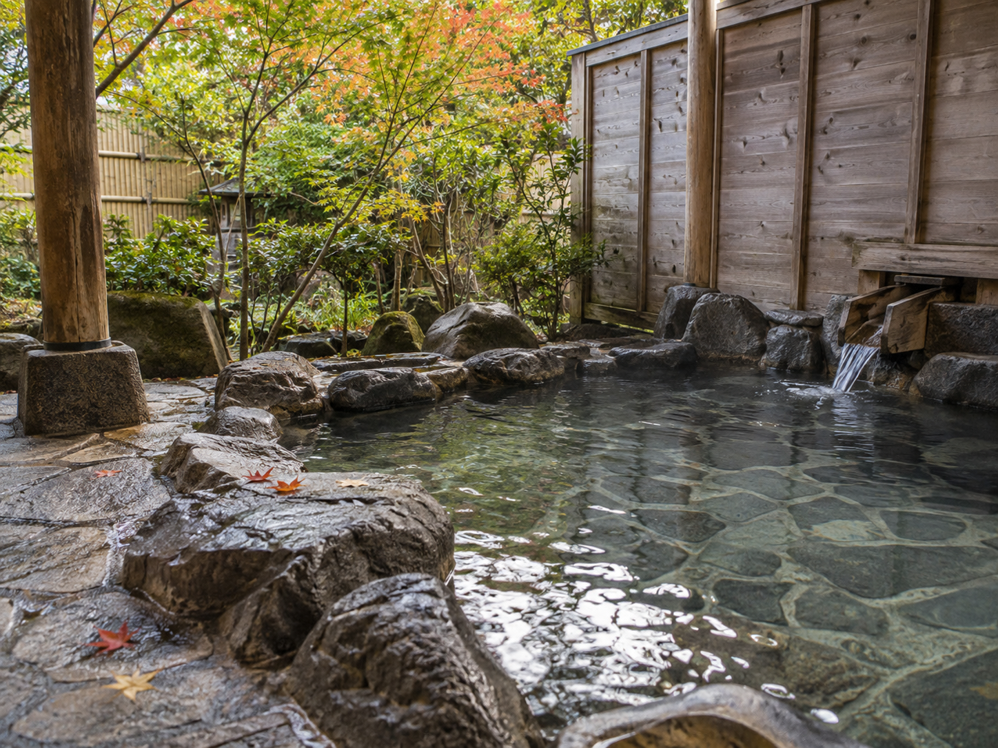木造の軒下にある露天風呂（デザイン用イメージ）